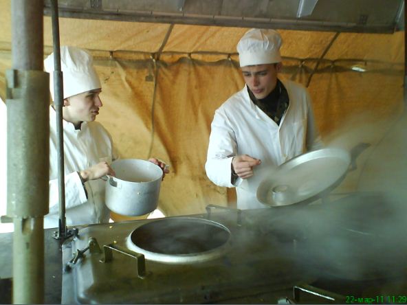 Курсанти готують їжу на КП-130